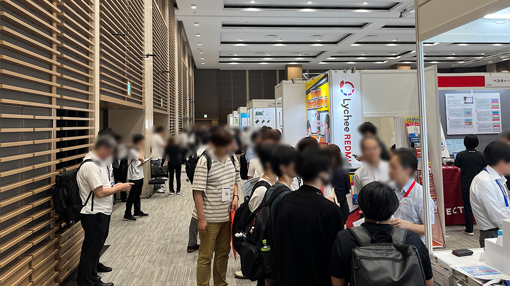 各ブースで足を止めて真剣に説明を聞いている様子も見受けられます。