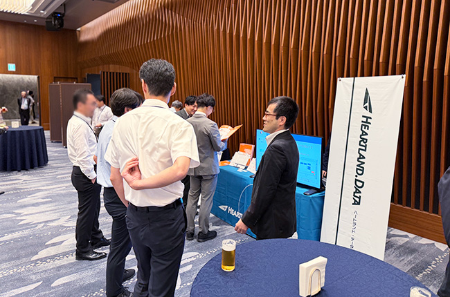 弊社展示ブースの様子。来場者との交流風景