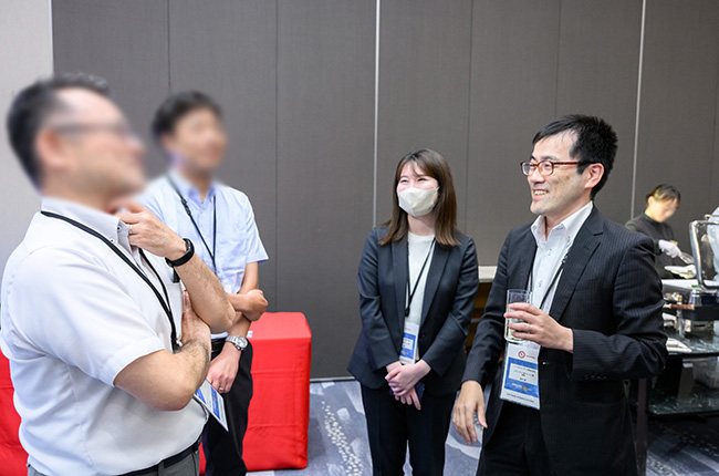 お客様と和やかに会話する展示ブースでの様子