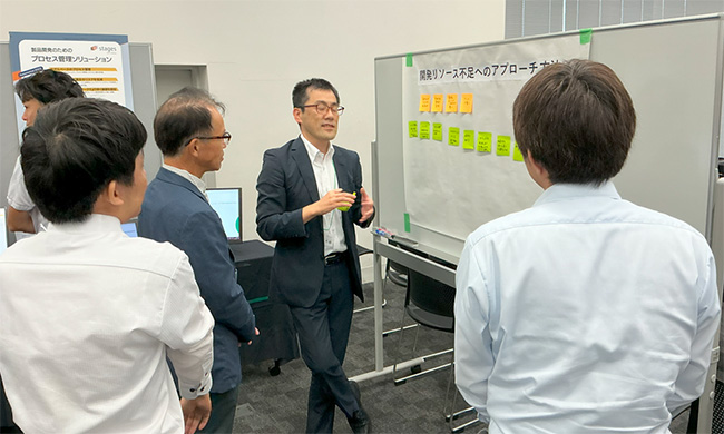 展示ブースでお客様に説明する様子
