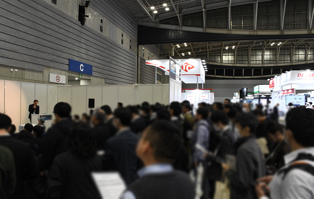 満席の講演会場で、立ち見の来場者まで熱心に耳を傾けるEdgeTech+2025の弊社講演