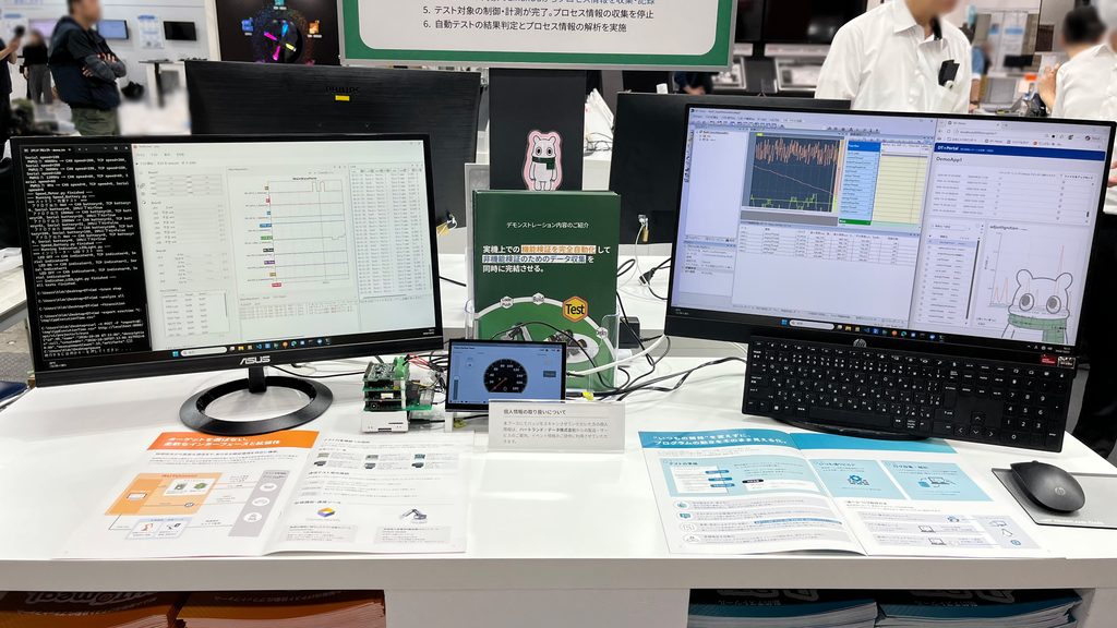 実機テスト中の操作ログや計測グラフを表示したモニターと、接続された評価基板